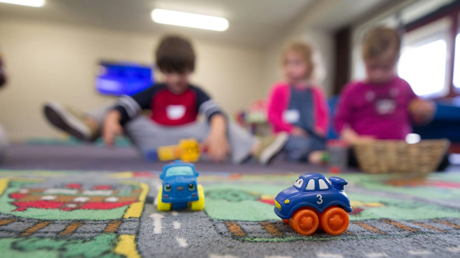 Enfants jouant dans une garderie au Québec